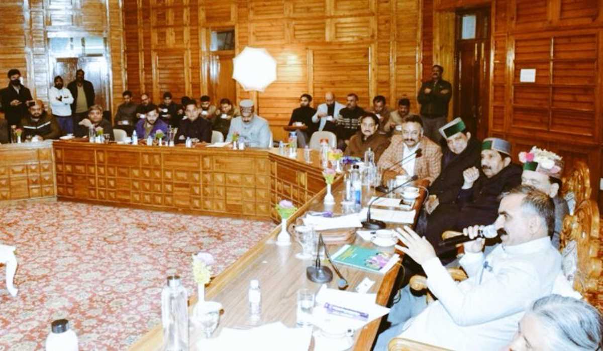 भीड़-भाड़ वाले स्थानों पर मास्क का प्रयोग करें : सुक्खू